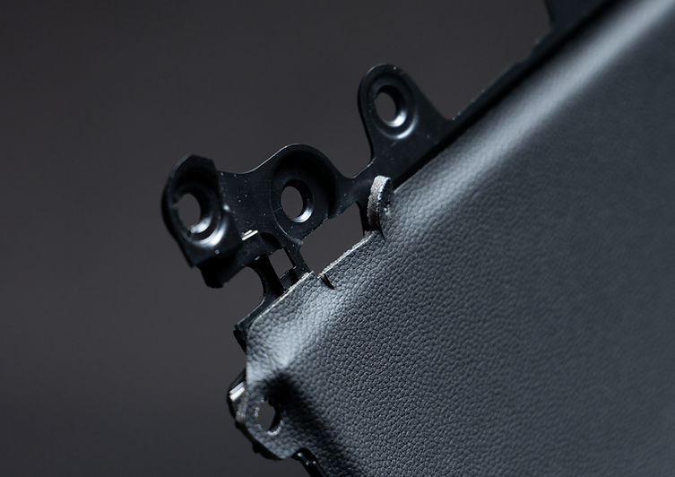 Textil och plast sammanfogat genom formsprutning på detalj till bilindustrin